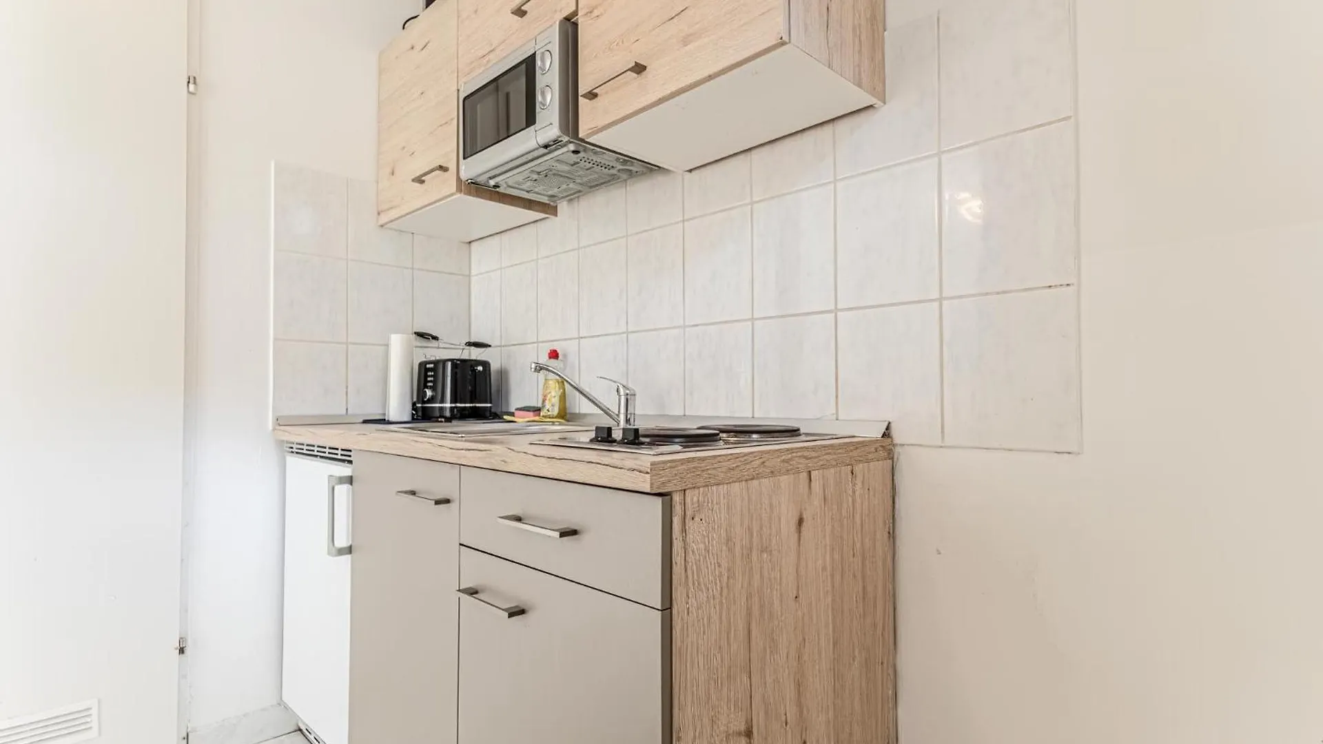 Beautiful 1BR Apt, 10 Min to Westbahnhof ウィーン 0*,  オーストリア