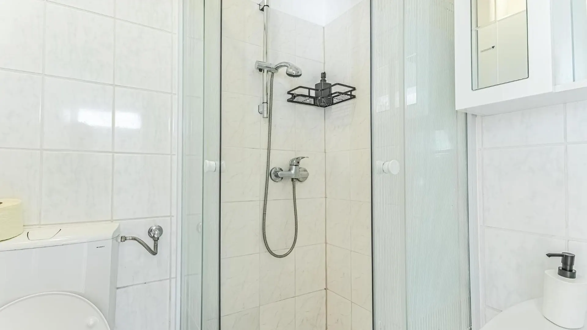 Beautiful 1BR Apt, 10 Min to Westbahnhof ウィーン 0*,