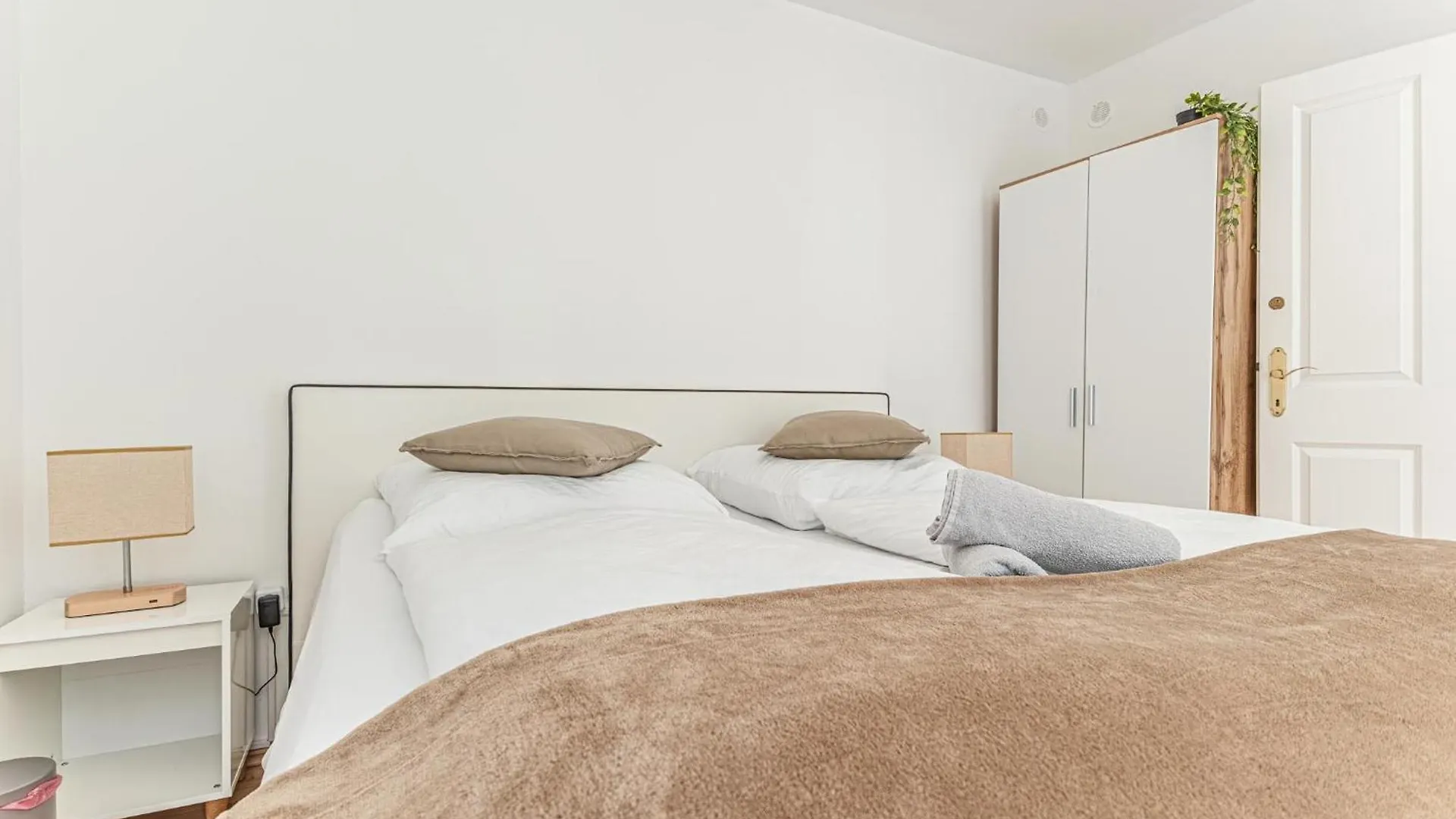 Beautiful 1BR Apt, 10 Min to Westbahnhof Vídeň Rakousko