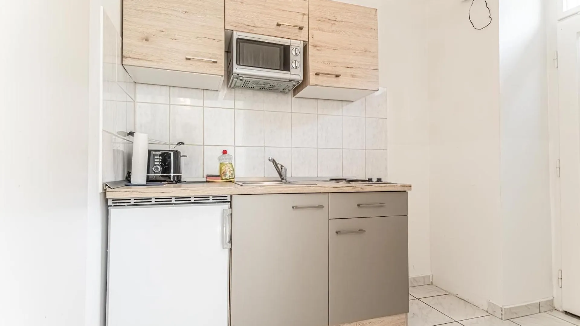 Beautiful 1BR Apt, 10 Min to Westbahnhof Vienna Austria