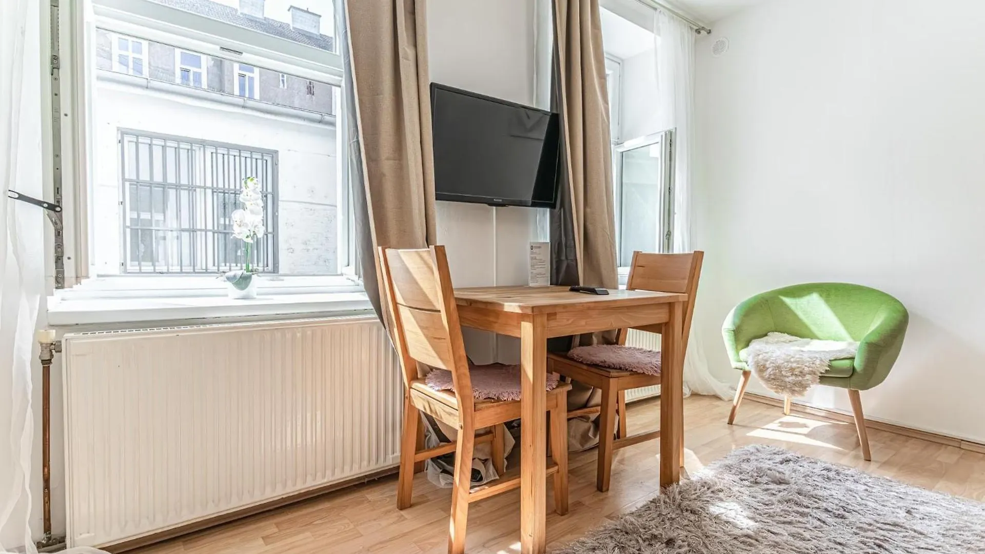 Beautiful 1BR Apt, 10 Min to Westbahnhof Vídeň 0*,  Rakousko