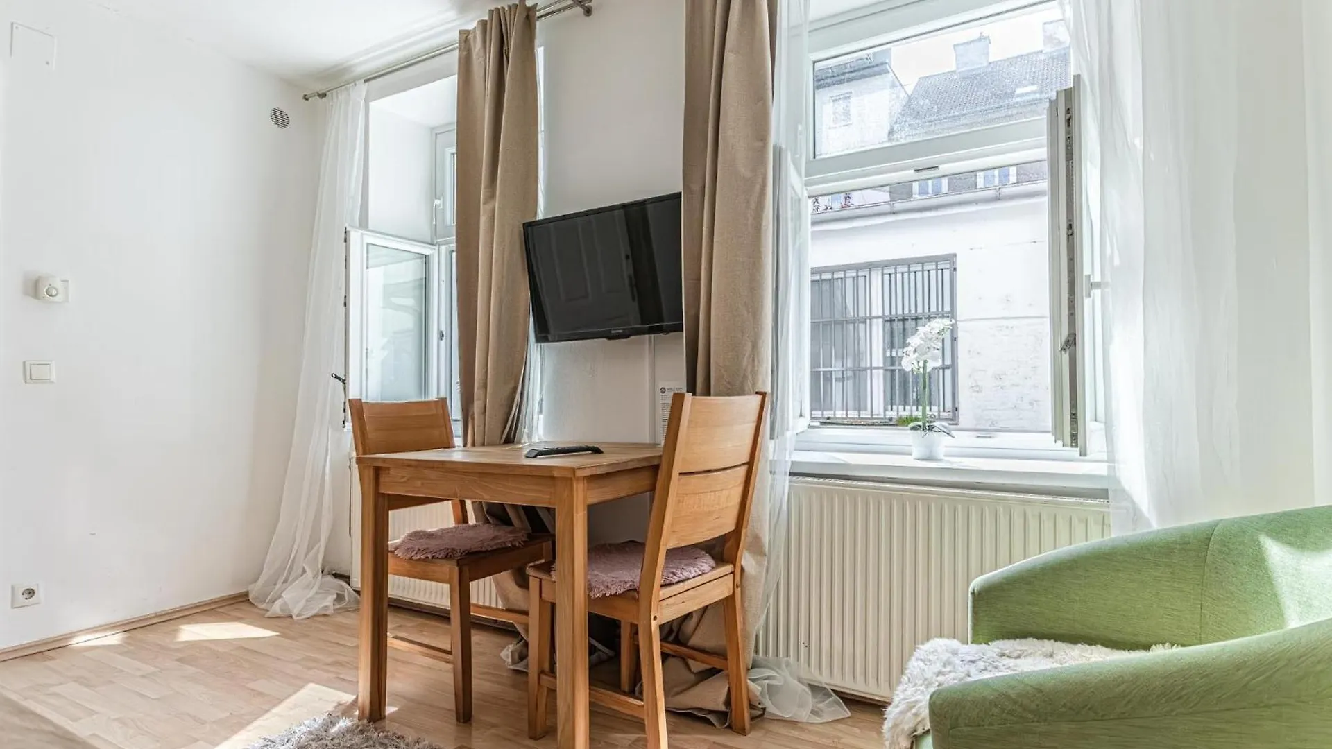 Beautiful 1BR Apt, 10 Min to Westbahnhof Vídeň Apartmán